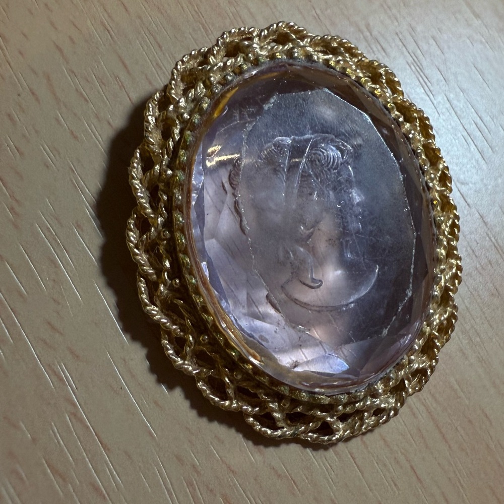 Vtg. Unique Gold Plated clear Glass Cameo Brooch Bevel Intaglio. Victorian Style